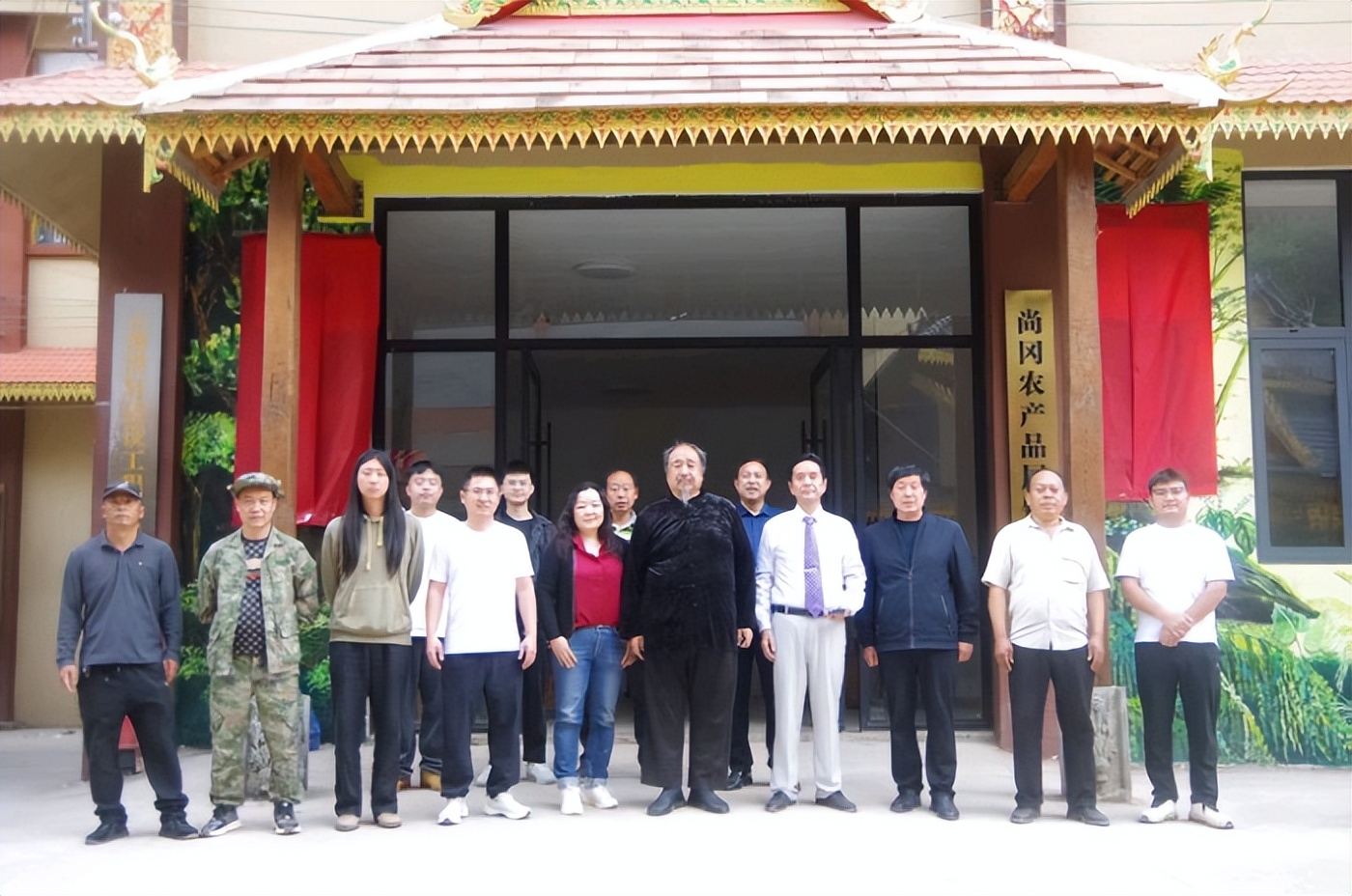 乐人云南昆明中老合作区磨憨-磨丁影视创作基地揭牌仪式在磨憨镇尚冈村举行